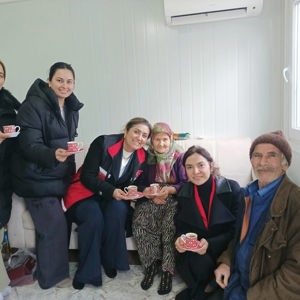 Valimiz Sayın İsmail Ustaoğlu ve İl Protokolümüzün Saygıdeğer Üyeleri, Sındırgı’daki Konteyner Kenti Ziyaret Etti - fotoğraf 2