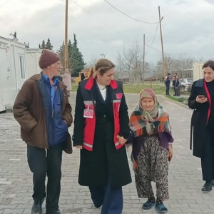 Valimiz Sayın İsmail Ustaoğlu ve İl Protokolümüzün Saygıdeğer Üyeleri, Sındırgı’daki Konteyner Kenti Ziyaret Etti - fotoğraf 3