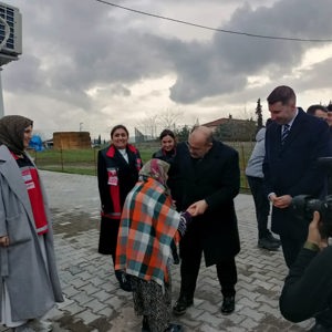 Valimiz Sayın İsmail Ustaoğlu ve İl Protokolümüzün Saygıdeğer Üyeleri, Sındırgı’daki Konteyner Kenti Ziyaret Etti - fotoğraf 4