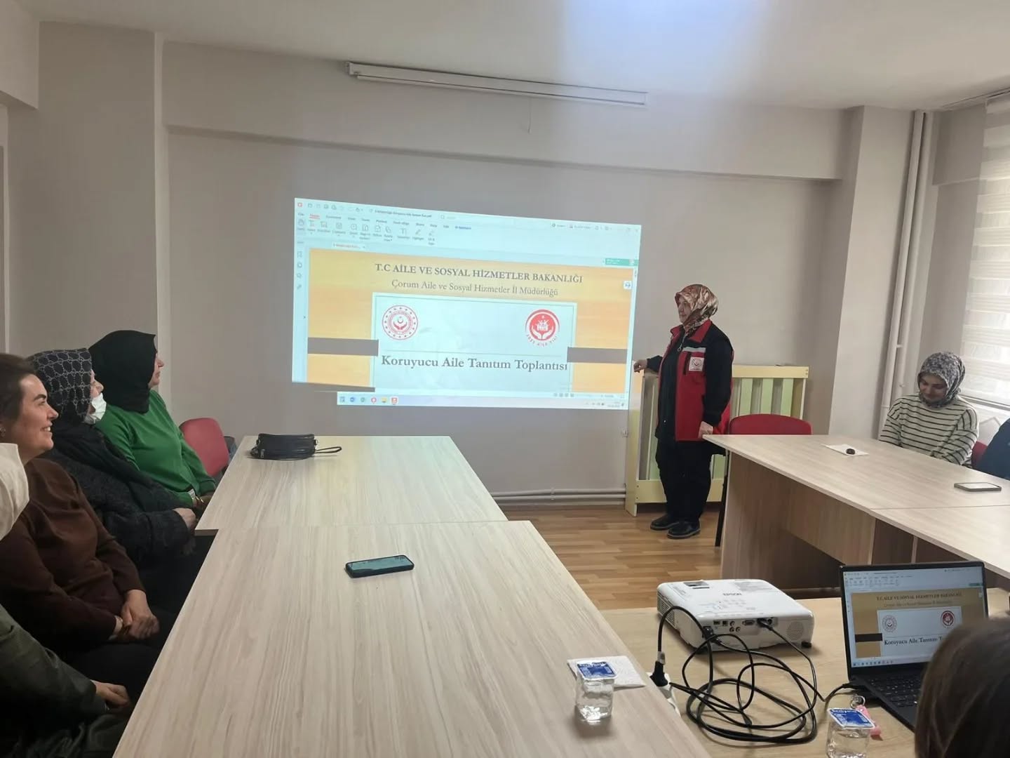 Sungurlu Sosyal Hizmet Merkezinde görevli Meral Yelmenoğlu tarafından, ADEM’de eğitim alan kursiyerlere yönelik “Koruyucu Aile” sistemi hakkında bilgilendirme ve tanıtım faaliyeti gerçekleştirilmiştir.