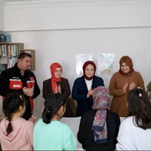 Valimiz Sayın Hamza Aydoğdu’nun Eşi Sayın Emine Aydoğdu, Erzincan Belediye Başkanı Sayın Bekir Aksun’un Eşi Sayın Ürküş Aksun, Vali Yardımcısı Sayın Rumeysa Sena Kurt ve İl Müdürümüz Sayın Serdar Demirci Erzincan Aile ve Sosyal Hizmetler İl Müdürlüğüne bağlı Çocuk Evleri Koordinasyon Merkezindeki Çocuklarımızı Ziyaret Etti. - fotoğraf 1