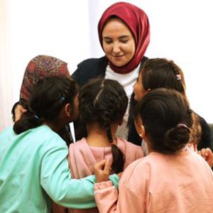 Valimiz Sayın Hamza Aydoğdu’nun Eşi Sayın Emine Aydoğdu, Erzincan Belediye Başkanı Sayın Bekir Aksun’un Eşi Sayın Ürküş Aksun, Vali Yardımcısı Sayın Rumeysa Sena Kurt ve İl Müdürümüz Sayın Serdar Demirci Erzincan Aile ve Sosyal Hizmetler İl Müdürlüğüne bağlı Çocuk Evleri Koordinasyon Merkezindeki Çocuklarımızı Ziyaret Etti. - fotoğraf 2