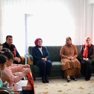 Valimiz Sayın Hamza Aydoğdu’nun Eşi Sayın Emine Aydoğdu, Erzincan Belediye Başkanı Sayın Bekir Aksun’un Eşi Sayın Ürküş Aksun, Vali Yardımcısı Sayın Rumeysa Sena Kurt ve İl Müdürümüz Sayın Serdar Demirci Erzincan Aile ve Sosyal Hizmetler İl Müdürlüğüne bağlı Çocuk Evleri Koordinasyon Merkezindeki Çocuklarımızı Ziyaret Etti. - fotoğraf 3