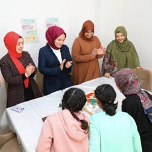 Valimiz Sayın Hamza Aydoğdu’nun Eşi Sayın Emine Aydoğdu, Erzincan Belediye Başkanı Sayın Bekir Aksun’un Eşi Sayın Ürküş Aksun, Vali Yardımcısı Sayın Rumeysa Sena Kurt ve İl Müdürümüz Sayın Serdar Demirci Erzincan Aile ve Sosyal Hizmetler İl Müdürlüğüne bağlı Çocuk Evleri Koordinasyon Merkezindeki Çocuklarımızı Ziyaret Etti. - fotoğraf 4