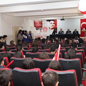 Aziz Şehitlerimizin Değerli Yakınları ve Kahraman Gazilerimiz, Erzincan Anadolu Lisesi Öğrencileriyle bir Araya Gelerek, Kahramanlık Hikâyelerini ve Anılarını Paylaştılar. - fotoğraf 2