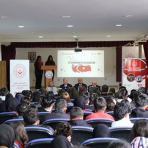 Aziz Şehitlerimizin Değerli Yakınları ve Kahraman Gazilerimiz, Erzincan Gül-Celal Toraman Tarım Mesleki ve Teknik Anadolu Lisesi Öğrencileriyle bir Araya Gelerek, Kahramanlık Hikâyelerini ve Anılarını Paylaştılar. - fotoğraf 3