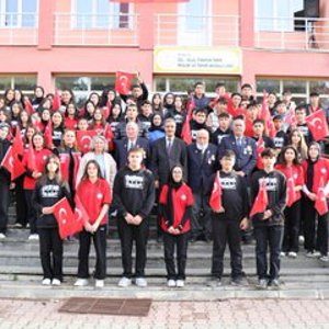 Aziz Şehitlerimizin Değerli Yakınları ve Kahraman Gazilerimiz, Erzincan Gül-Celal Toraman Tarım Mesleki ve Teknik Anadolu Lisesi Öğrencileriyle bir Araya Gelerek, Kahramanlık Hikâyelerini ve Anılarını Paylaştılar. - fotoğraf 1