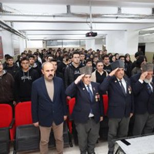 Aziz Şehitlerimizin Değerli Yakınları ve Kahraman Gazilerimiz, Erzincan Ertuğrulgazi Anadolu Lisesi Öğrencileriyle bir Araya Gelerek, Kahramanlık Hikayelerini ve Anılarını Paylaştılar. - fotoğraf 2