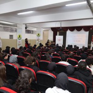 Aziz Şehitlerimizin Değerli Yakınları ve Kahraman Gazilerimiz, Erzincan Ertuğrulgazi Anadolu Lisesi Öğrencileriyle bir Araya Gelerek, Kahramanlık Hikayelerini ve Anılarını Paylaştılar. - fotoğraf 3