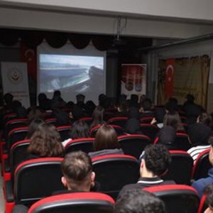 Aziz Şehitlerimizin Değerli Yakınları ve Kahraman Gazilerimiz, Erzincan Ertuğrulgazi Anadolu Lisesi Öğrencileriyle bir Araya Gelerek, Kahramanlık Hikayelerini ve Anılarını Paylaştılar. - fotoğraf 4