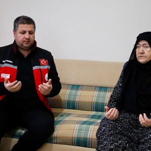 Kahraman Şehidimiz Jandarma Er Adnan Yıldız’ın Bizlere Emaneti Olan Kıymetli Annesi Kanime Yıldız’ı Ziyaret Edip, Ellerinden Öptük. - fotoğraf 1