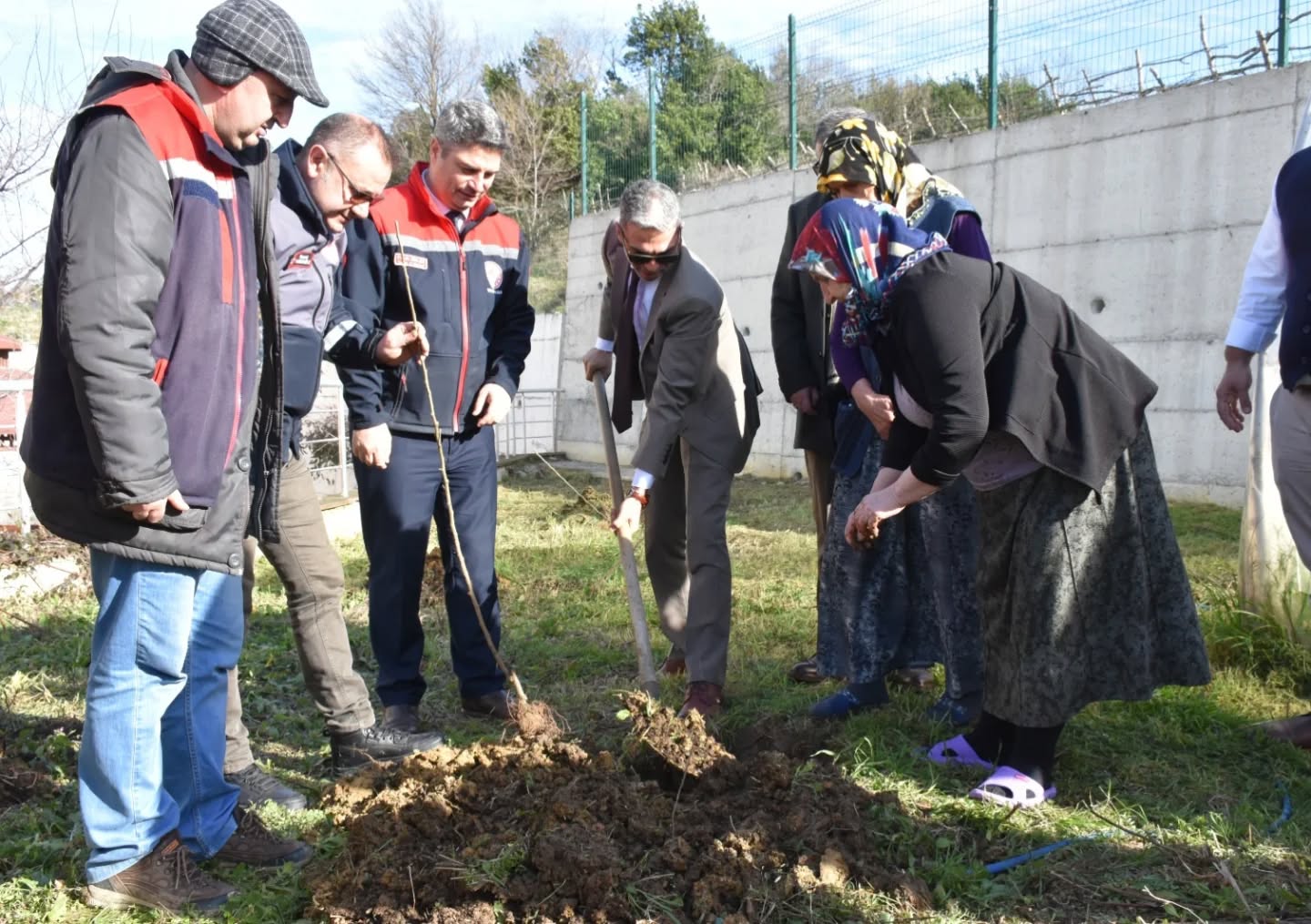Kuşaklar Arası Dayanışmayla Fidanlar Toprakla Buluştu