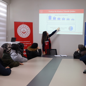 Kadına Yönelik Şiddetle Mücadele Kapsamında İl Göç İdaresinde Yabancı Uyruklu Vatandaşlara Yönelik Olarak İl Müdürlüğümüzce, Farkındalık Oluşturmak Amacıyla Eğitim Verildi. - fotoğraf 3
