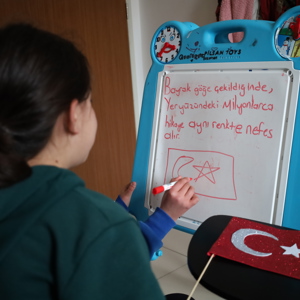 Erzincan Aile ve Sosyal Hizmetler İl Müdürlüğü Olarak, Çocuk Hakları Komitesi Üyesi Yavrularımızın Milli Birlik ve Beraberlik Duygusunu Güçlendirmek Amacıyla Bayrak Yapma Etkinliği Gerçekleştirdik. - fotoğraf 4