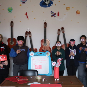 Erzincan Aile ve Sosyal Hizmetler İl Müdürlüğü Olarak, Çocuk Hakları Komitesi Üyesi Yavrularımızın Milli Birlik ve Beraberlik Duygusunu Güçlendirmek Amacıyla Bayrak Yapma Etkinliği Gerçekleştirdik. - fotoğraf 1
