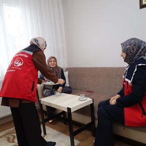 “Kahve Bahane” Diyerek Çalışma Arkadaşlarımızla Birlikte, 76 Yaşındaki Kumru Subaşı Teyzemizi Evinde Ziyaret Ederek Pamuk Ellerini Öptük. - fotoğraf 4