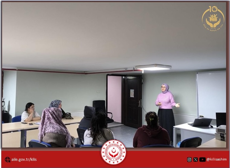 Nakşidil Valide Sultan Kredi Yurtlar Kurumu C Blokta kalan üniversite öğrencilerine yönelik evlilik öncesi eğitim programı gerçekleştirildi. Eğitim kapsamında; sağlıklı iletişim, evlilikte uyum, aile içi roller ve karşılıklı anlayışın önemi gibi konular ele alındı. Gençlerin evlilik sürecine bilinçli ve sağlıklı bir bakış açısıyla hazırlanmasını amaçlayan program, öğrencilerin katılımı ve ilgisiyle tamamlandı.