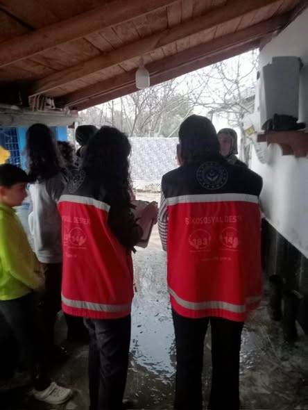 Germencik ilçemizde etkili olan yoğun yağışların ardından meydana gelen taşkınlar sebebiyle evlerini su basan vatandaşlarımıza yönelik saha destek çalışmalarımız