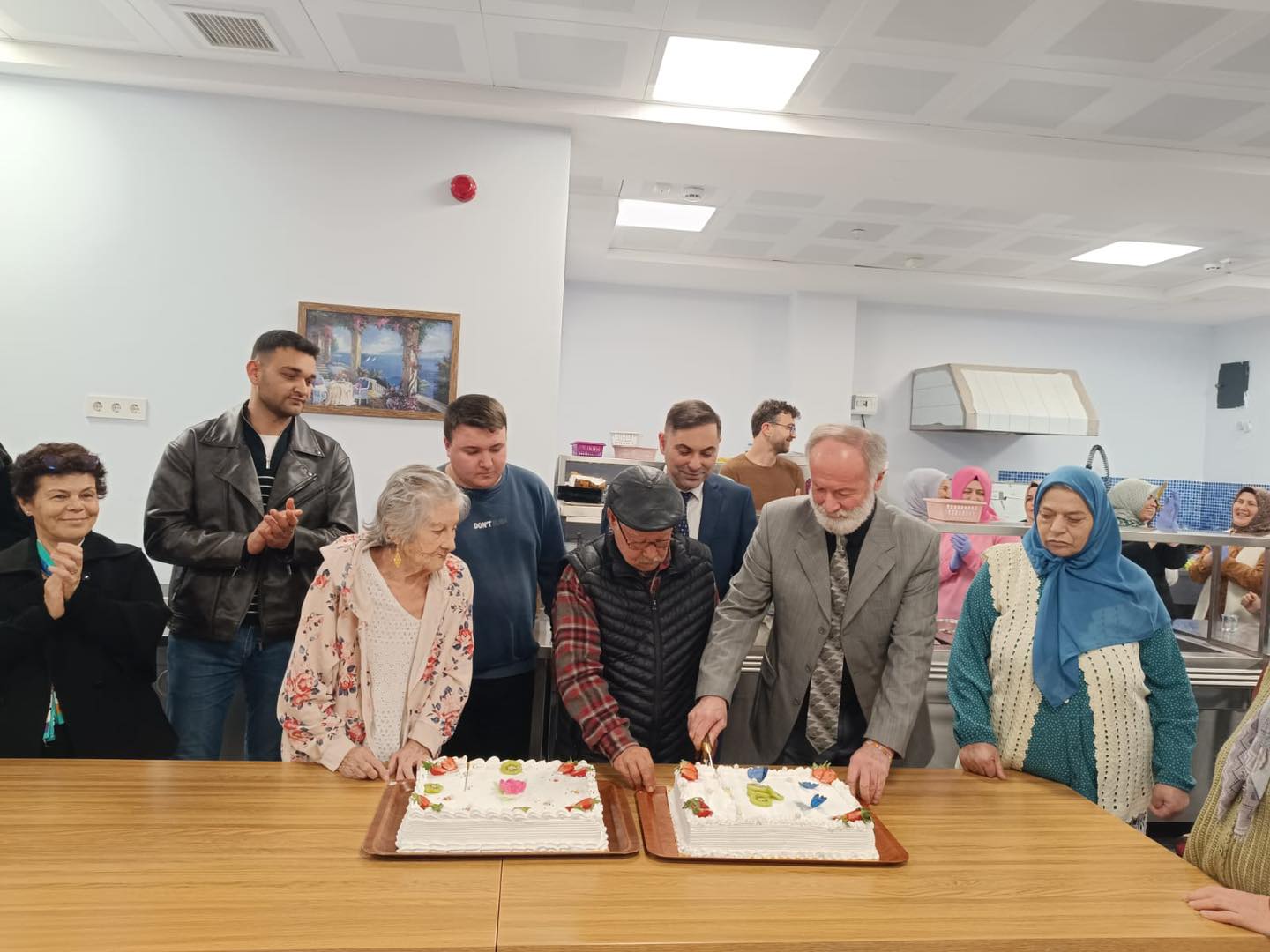 Gördes Huzurevi’nde Doğum Günü Etkinliği Düzenlendi