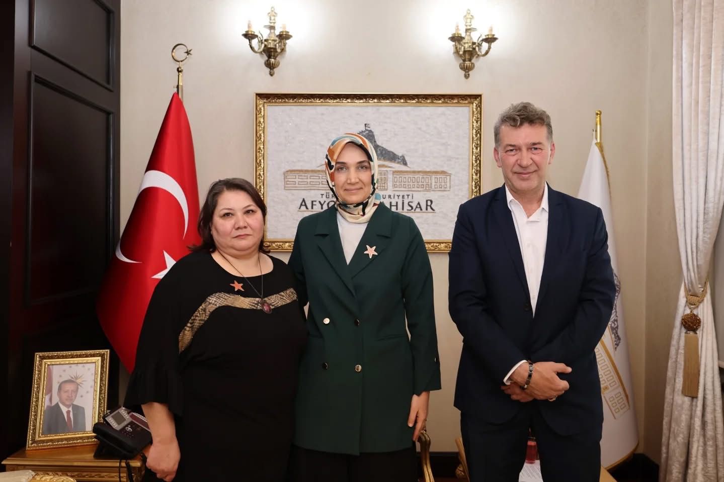 Türkiye’nin ilk Geçici Koruyucu Ailesi Olan ve İlimizde Yaşayan Asuman ve Serdar Akman çifti, Sayın Valimiz Kübra Güran Yiğitbaşı’na Ziyaret