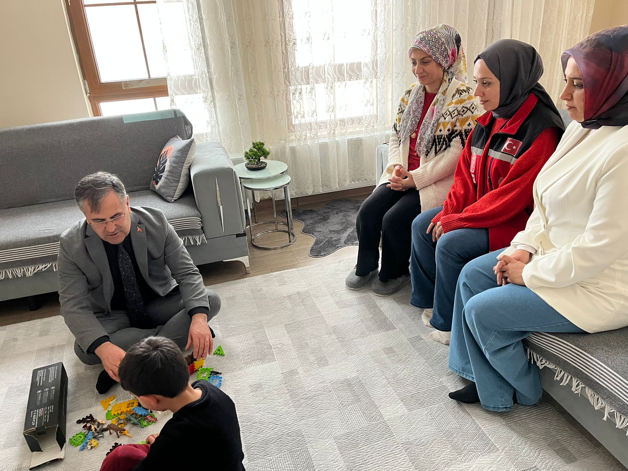 Bir kapı çalındı, bir yürek daha yalnız olmadığını hissetti…