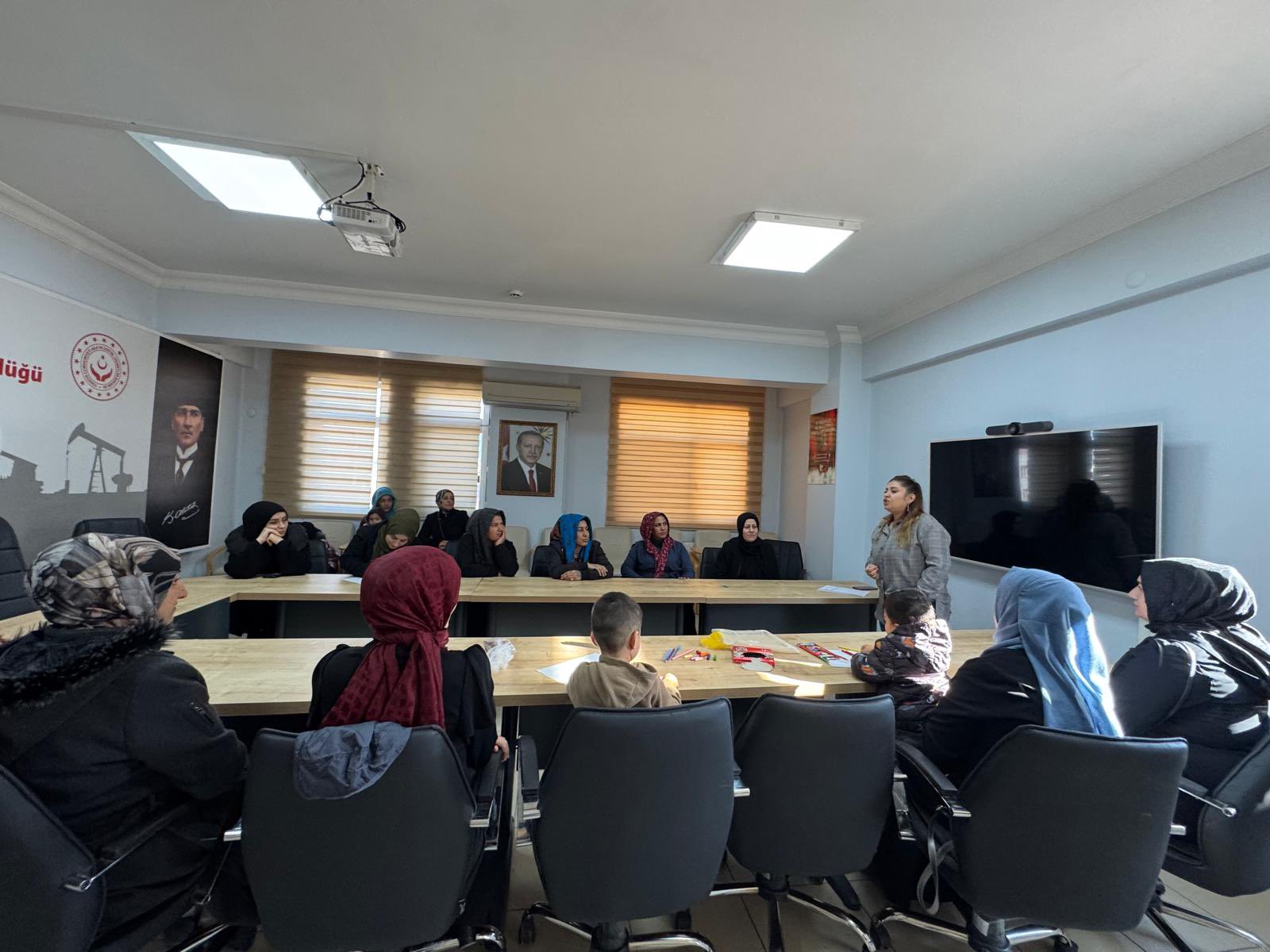  “İşlevsel ve Yılmaz Aile Olabilmek” ve “Riski Fark Etmek; İhmal ve İstismar” konulu eğitimler 