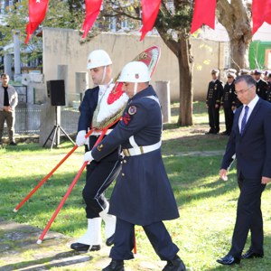 30 Kasım Sinop Deniz Şehitlerini Anma Programı Deniz Şehitliğine Çelenklerin Sunulmasıyla Başladı - fotoğraf 3