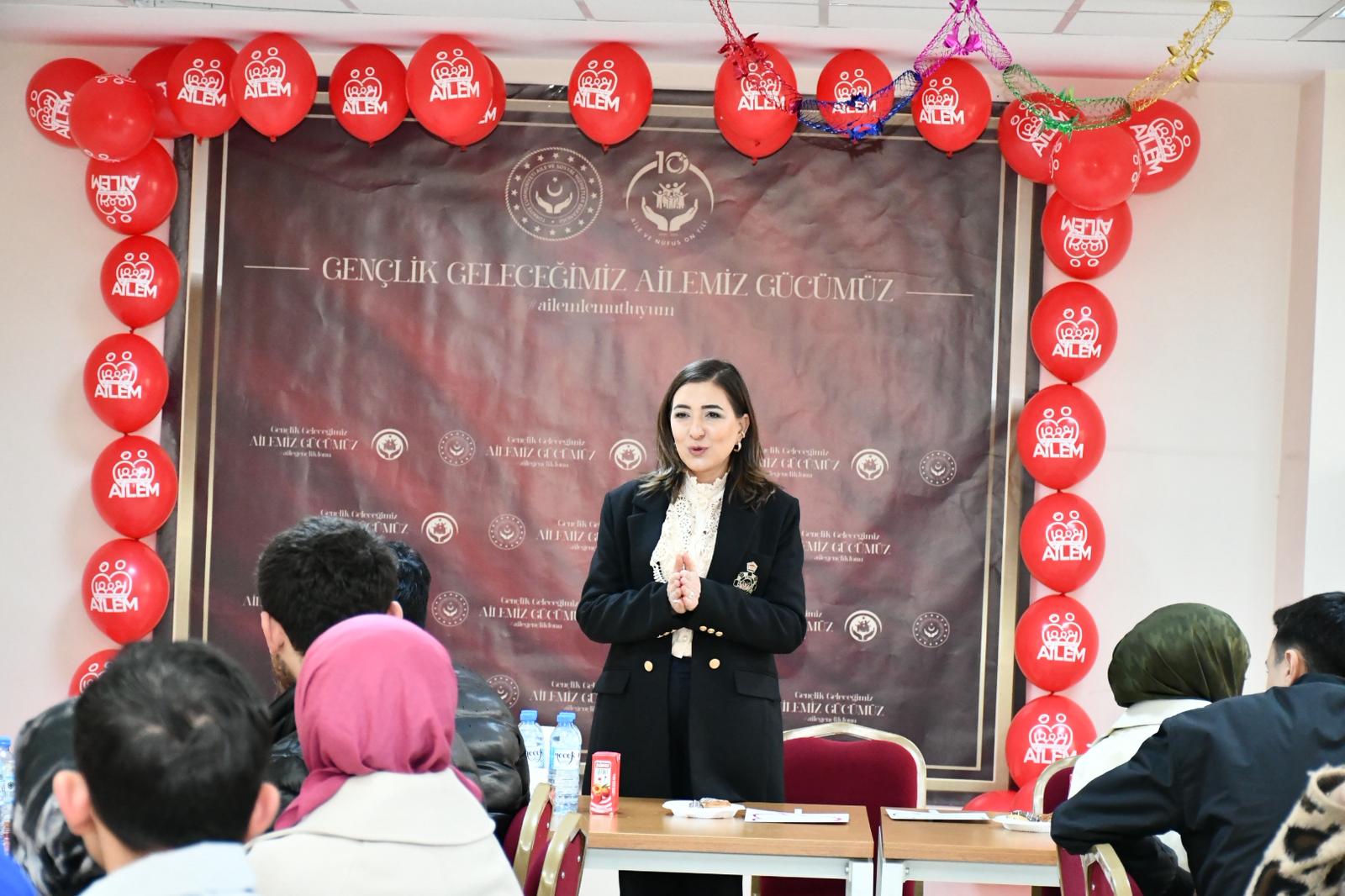 Aile ve Gençlik Fonundan yararlanan çiftlerimizin katılımıyla Aile Buluşmaları programı gerçekleştirildi.