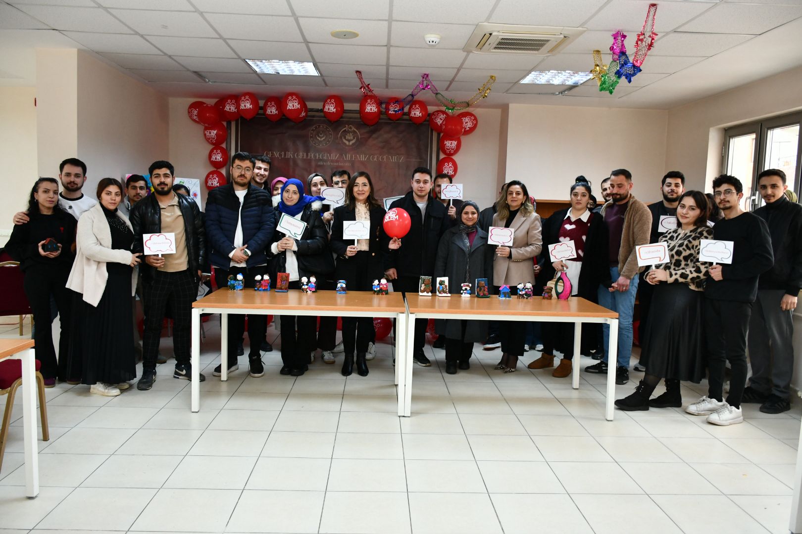 Aile Buluşmaları programımız, “Renkli An’lar: Aile ve Yuva” obje boyama etkinliği ile devam etti. 