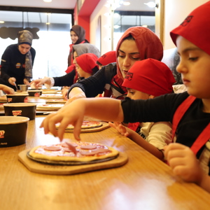 Koruyucu Aile Yanında Büyüyen Kıymetli Yavrularımızla Harika bir Pizza Yapım Etkinliğinde bir Araya Geldik. - fotoğraf 2