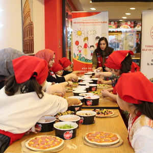 Koruyucu Aile Yanında Büyüyen Kıymetli Yavrularımızla Harika bir Pizza Yapım Etkinliğinde bir Araya Geldik. - fotoğraf 4