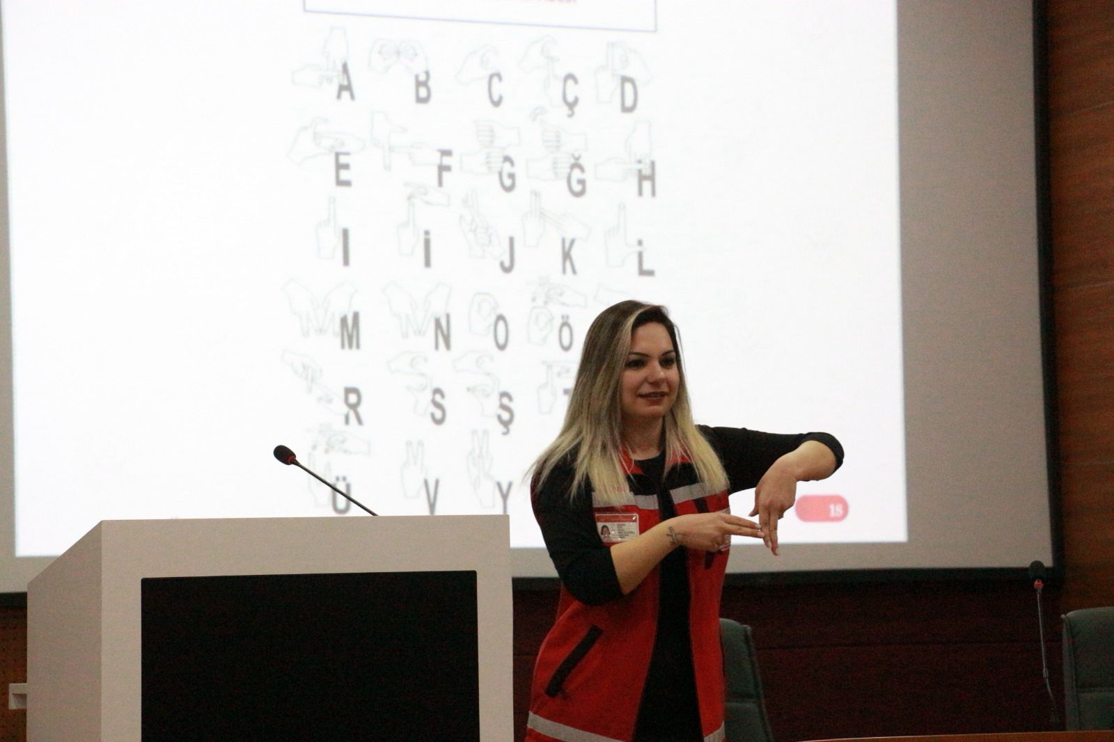 İşitme Engelli Vatandaşlar/Hizmet Alanlar ile İletişim Eğitimi Verildi.