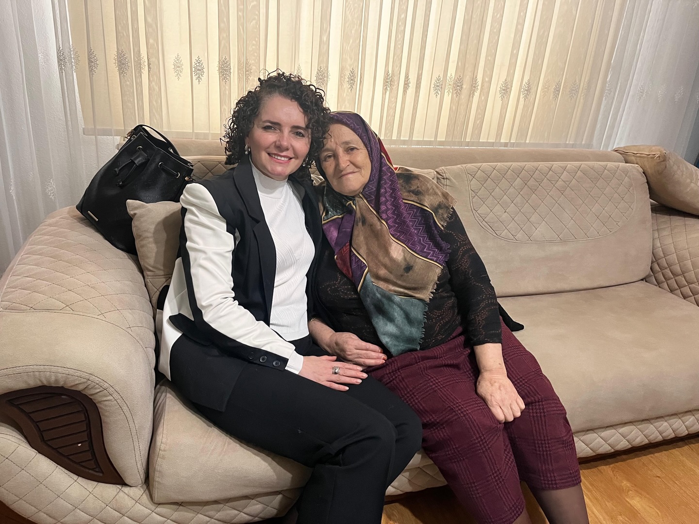 Şehitlerimizin bizlere emaneti olan kıymetli ailelerimizi yalnız bırakmıyor, her daim yanlarında olduğumuzu hissettirmeye devam ediyoruz.