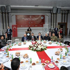 “Büyük Aile Sofrası” temalı iftar programında; kıymetli şehit ailelerimiz, değerli gazilerimiz ve aileleriyle Ramazan ayının ilk iftarını birlikte açtık. - fotoğraf 2
