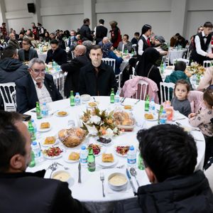 “Büyük Aile Sofrası” temalı iftar programında; kıymetli şehit ailelerimiz, değerli gazilerimiz ve aileleriyle Ramazan ayının ilk iftarını birlikte açtık. - fotoğraf 4
