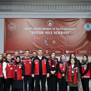 “Büyük Aile Sofrası” temalı iftar programında; kıymetli şehit ailelerimiz, değerli gazilerimiz ve aileleriyle Ramazan ayının ilk iftarını birlikte açtık. - fotoğraf 6