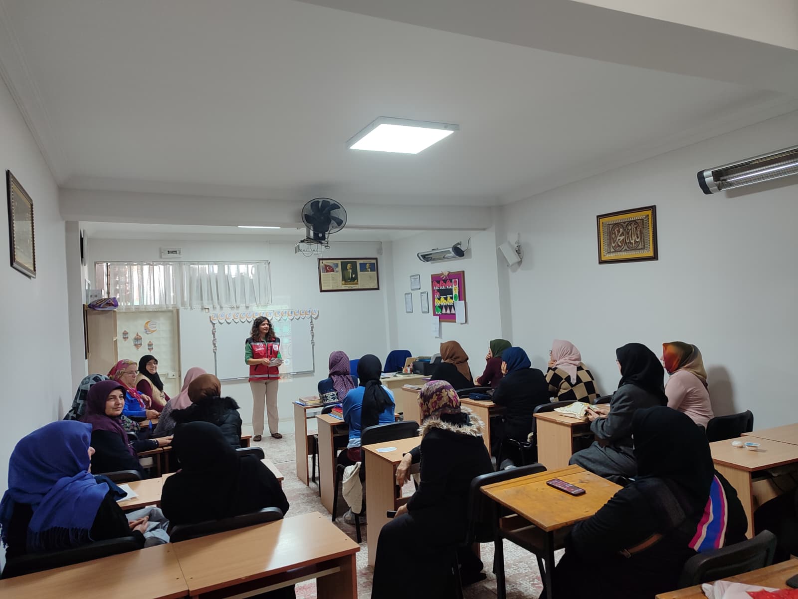 Lüleburgaz Şehit Salih Seyhan Camii Kur’an Kursu’nda “Aile ve İletişim” Eğitimi