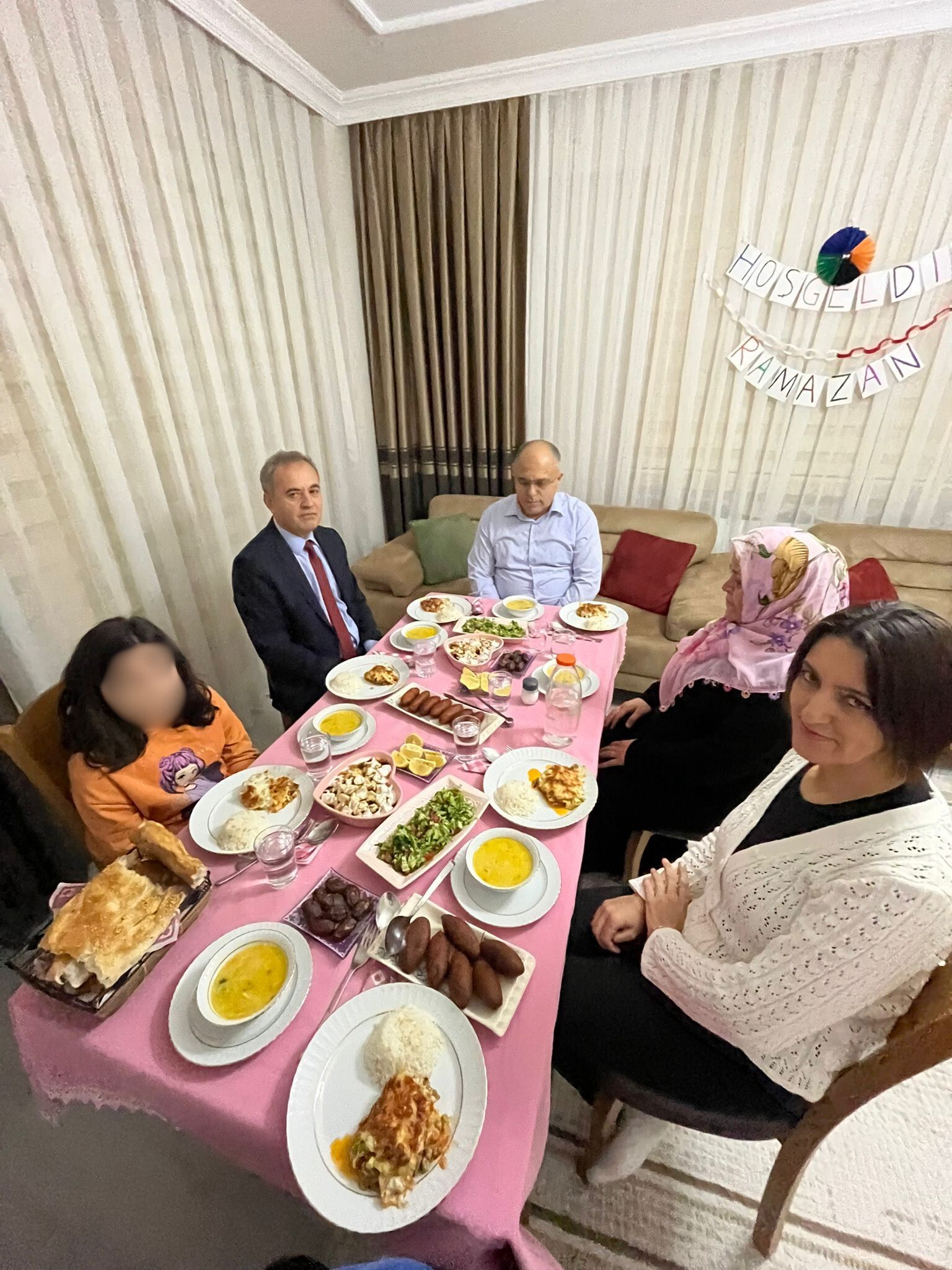  Ramazan ayının bereketinde, ailemizle iftar soframızda bir araya gelmenin mutluluğunu yaşadık.