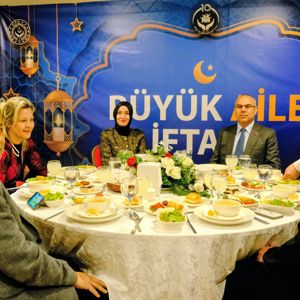 Valimiz Sayın Mustafa KOÇ ve Eşi Sayın Neslihan Gül KOÇ, Koruyucu Aileler ve Çocuklarla İftar Programında Buluştu. - fotoğraf 2
