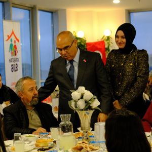 Valimiz Sayın Mustafa KOÇ ve Eşi Sayın Neslihan Gül KOÇ, Koruyucu Aileler ve Çocuklarla İftar Programında Buluştu. - fotoğraf 3