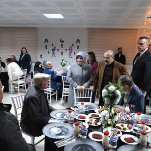 Valimiz Sayın İsmail USTAOĞLU, "Gönül Sofraları" İftar Programında Huzurevi Sakinlerimizle Buluştu - fotoğraf 3