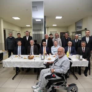 İnegöl Fatma Göztepe Huzurevi’nde Ramazan’ın Manevi İklimi Aynı Sofrada Paylaşıldı - fotoğraf 4