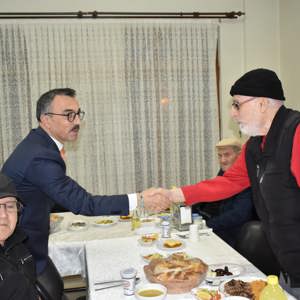 İnegöl Fatma Göztepe Huzurevi’nde Ramazan’ın Manevi İklimi Aynı Sofrada Paylaşıldı - fotoğraf 6