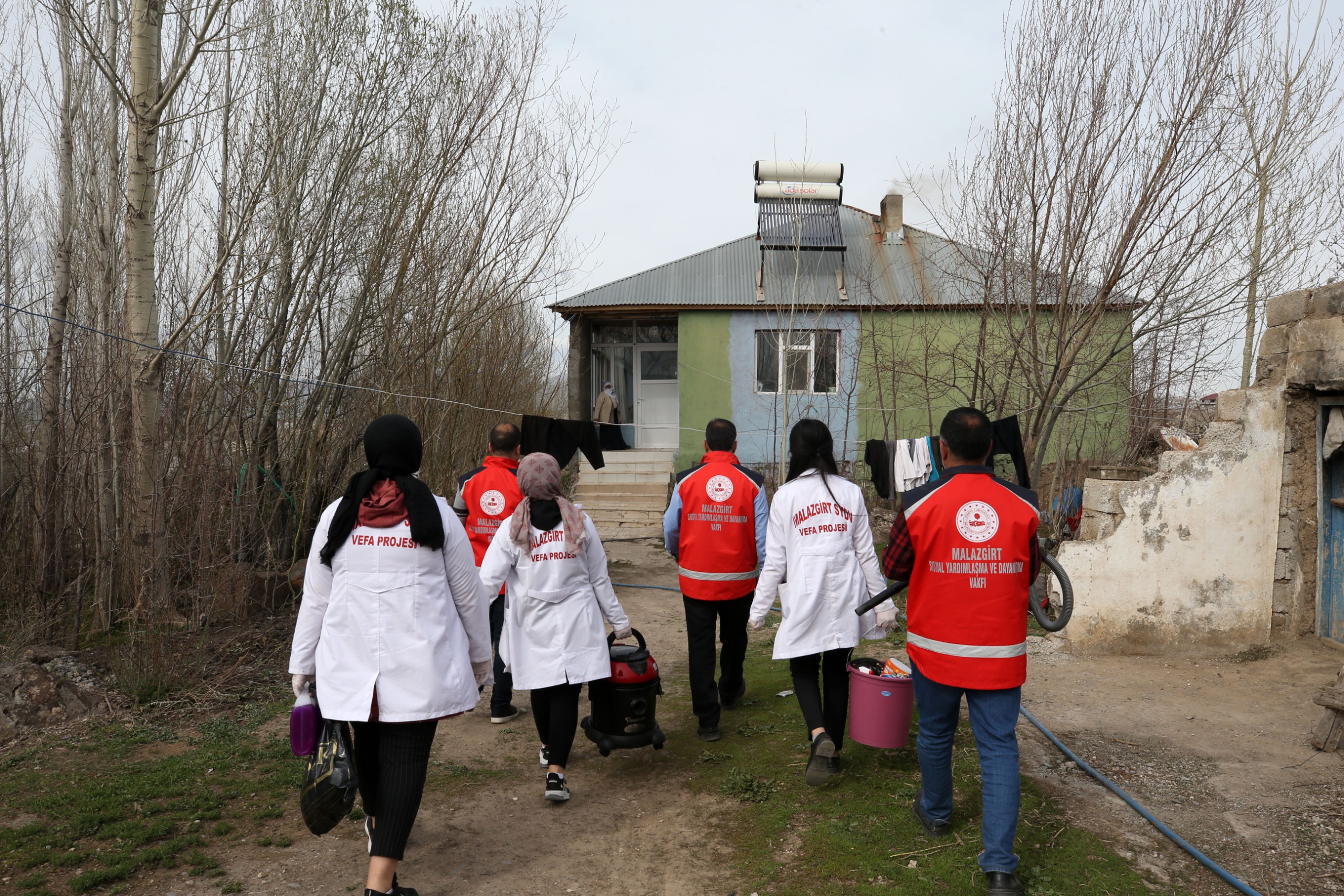 Vefa Ekipleri Ramazan ayında da yaşlı ve engelli vatandaşları yalnız bırakmıyor