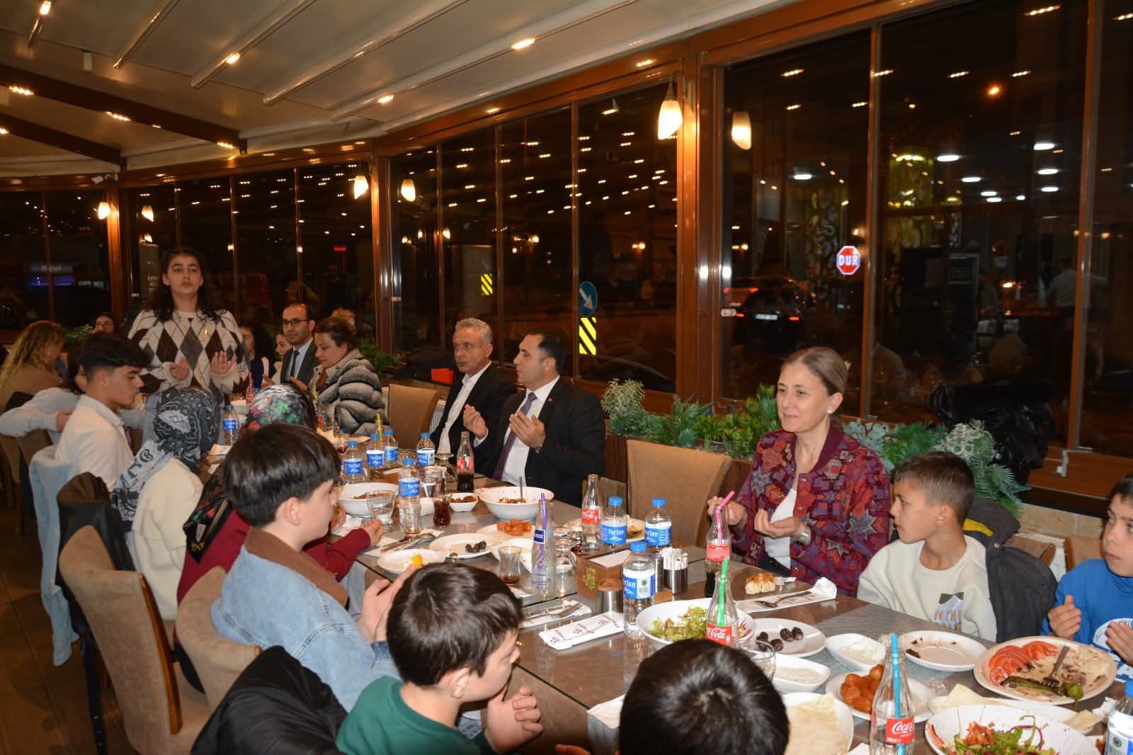 İl Müdürümüz İlkay Türkoğlu, bu akşam Nazilli ilçemizde devletimizin himayesinde bulunan kıymetli gençlerimizle birlikte iftar sofrasında bir araya geldi.