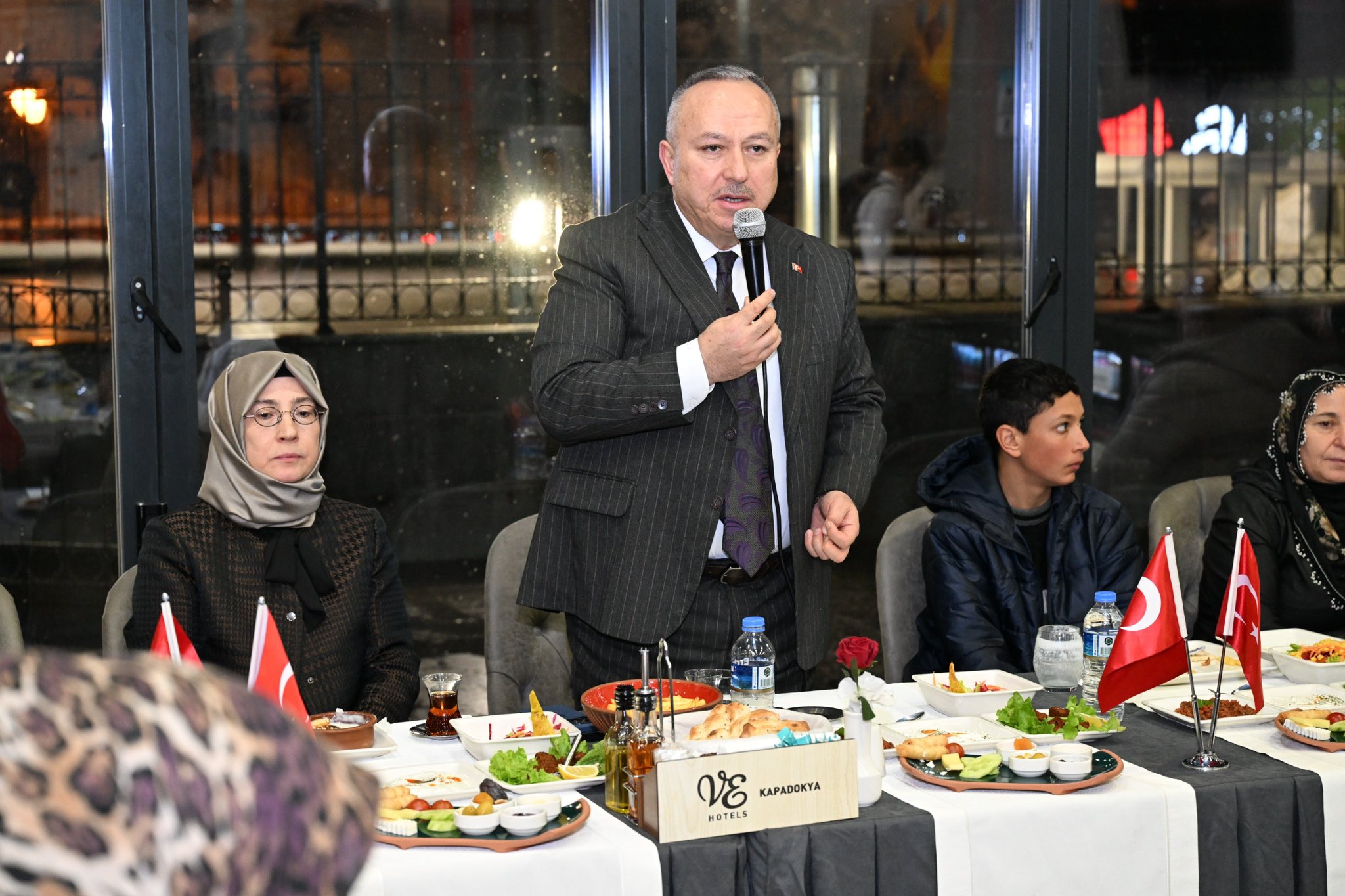 Valimiz Sayın Ali FİDAN ve eşi Prof. Dr. Fatma Fidan Hanımefendi, Koruyucu Ailelerimiz ile iftar programında bir araya geldi.