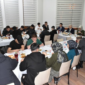 Dr. Rüştü Burlu Çocuk Evleri Sitesi’nde Ramazan’ın Bereketi Aynı Sofrada Paylaşıldı - fotoğraf 2