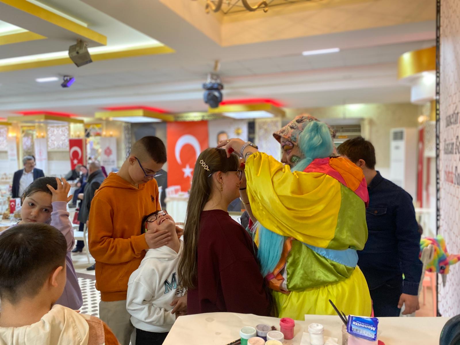 Engelleri Birlikte Aşıyor, Aynı Sofrada Buluşuyoruz