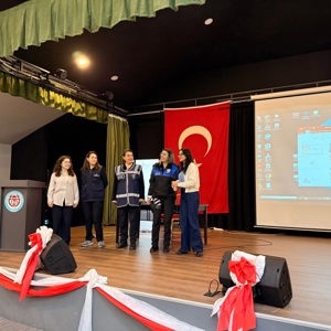 İl Müdürlüğümüz ve Balıkesir Emniyet Müdürlüğü İş Birliğiyle Gençlere Yönelik "Siberay" Eğitimi Gerçekleştirildi - fotoğraf 2