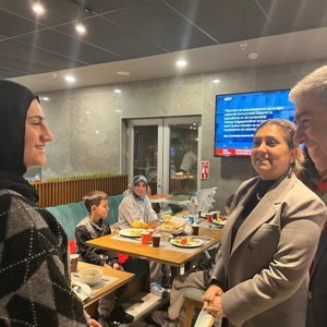Edremit Kaymakamı Sayın Ahmet ODABAŞ ve İl Müdürümüz Sayın Emine BÖÇKÜN, Çocuklarımızla İftar Sofrasında Bir Araya Geldi - fotoğraf 6